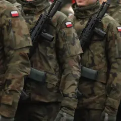 Żołnierze w mundurach moro, z karabinami, gotowi do służby. Każdy z nich, nawet najniższy stopień w wojsku, stanowi ważną część sił zbrojnych.