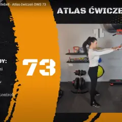 Kobieta wykonuje swing z kettlem, ćwiczenie numer 73 z Atlasu Ćwiczeń. Na ekranie widać też listę najczęstszych błędów.
