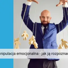 Mężczyzna w garniturze steruje drewnianymi ludzikami jak marionetkami. To obraz tego, co to manipulacja.