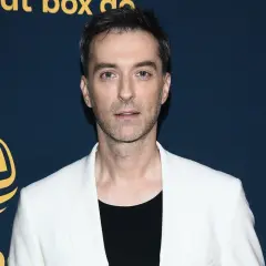 Filip Bobek w białej marynarce i czarnej koszulce, prezentuje się elegancko. Czyżby szykował się na randkę z żoną?