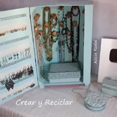 Joyero manualidades con muchos collares y pendientes. Un proyecto de "Crear y Reciclar" con un toque brillante.