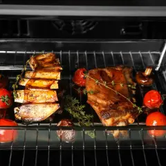 Żeberka z pomidorkami i grzybami pieczone w piekarniku z funkcją grill.