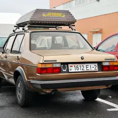 Złoty Volkswagen Jetta GLS z bagażnikiem dachowym Jetbag. Na tablicy rejestracyjnej widnieje numer 1612 EI-2.