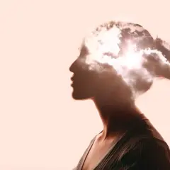 Kopfprofil einer Frau, in dem sich Wolken und Sonne spiegeln. Ein Symbol für die Weite des Denkens, die für Berufe in der Philosophie und deren Gehalt relevant ist.