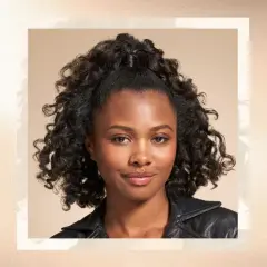 Mujer con pelo rizado corto recogido en una coleta alta. Un estilo moderno y favorecedor, el mejor corte para pelo rizado corto.