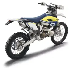 Husqvarna TE 250 gotowy do jazdy po bezdrożach. Biało-żółty motocykl terenowy z niebieskim siedzeniem.