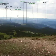 Widok na Beskid Żywiecki z zaznaczonymi szlakami górskimi. W oddali Jezioro Żywieckie.