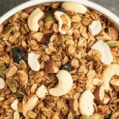 Schüssel mit Müsli, Nüssen und Kernen. Eine gesunde bor lebensmittel tabelle für den Start in den Tag.