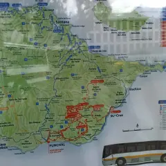 Mapa turystyczny Madery z zaznaczonym **madera transport publiczny** - trasy autobusów, szlaki piesze i punkty widokowe.