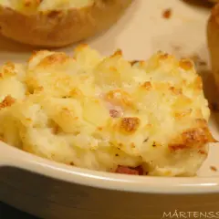 En gyllene bakad potatis med en krämig fyllning av potatis och ost. Perfekt för en mysig kväll.