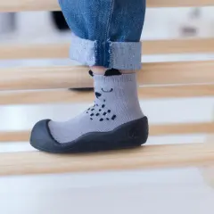 Szare skarpeto-buty z misiem, idealne dla dziecka z wysokim podbiciem, zapewniające komfort i bezpieczeństwo podczas zabawy.