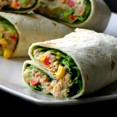 Pyszna tortilla z tuńczykiem, chrupiącą sałatą, kukurydzą i papryką. Idealna na szybki lunch.