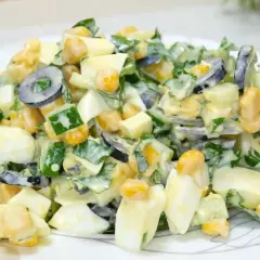 Deliziosa insalata di cetrioli con uova sode, mais, olive e un cremoso condimento. Perfetta per un pasto leggero.