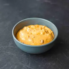 Gęsty, kremowy sos chipotle w niebieskiej miseczce, idealny do tacos czy burgerów.