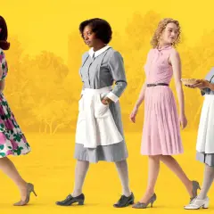 Fyra kvinnor i retrokläder går mot vänster. En bär en blommig klänning, två bär grå uniformer med förkläden, och en bär en rosa klänning. Rollistan i Niceville.