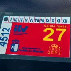 Pegatina de ITV caducada, pero con cita previa. Muestra el número 4512 y que el vehículo es de Castilla-La Mancha.