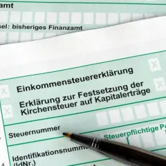 Steuererklärung mit Feld für die Steuernummer. Die Steuernummer ist die Steuer ID, die für die Einkommensteuererklärung benötigt wird.
