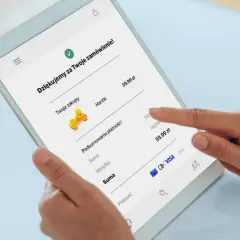 Potwierdzenie zamówienia na tablecie. Widzisz podsumowanie zakupów i opcję płatności kartą Visa, co pokazuje, jak płacić kartą Visa przez internet.