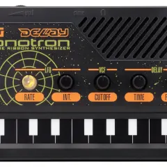 Korg Monotron Delay – co to jest syntezator? Czarny, analogowy syntezator z taśmą, klawiaturą i pokrętłami do kontroli dźwięku.