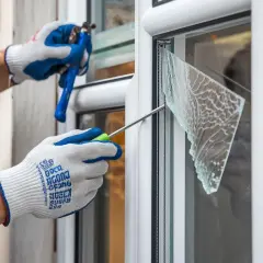 Jak zabezpieczyć pękniętą szybę w oknie i uniknąć dalszych uszkodzeń