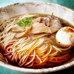 Aksamitny bulion, delikatny makaron, plastry mięsa, bambus i jajko – to właśnie jest ramen, idealny na chłodne dni.