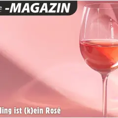 Ein Glas Rotling, dessen Herstellung oft mit der von Rosé verwechselt wird, steht vor einem rosafarbenen Hintergrund.