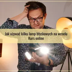 Mężczyzna z aparatem i lampami błyskowymi, uczący się jak używać kilku lamp błyskowych na weselu. Kurs fotografii online.