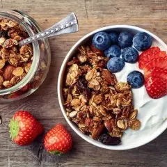 Czy granola jest dietetyczna? Sprawdź, co kryje się w jej składzie