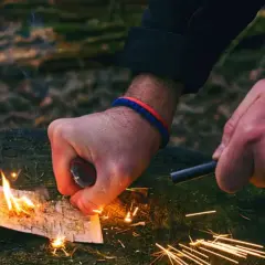 Demostración de como hacer fuego con pedernal y yesca de abedul. Chispas vuelan mientras se enciende la llama.