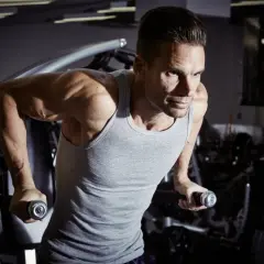 Jak ćwiczyć triceps? Zbuduj siłę i masę ramion z ekspertem!