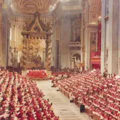 Große Versammlung von Geistlichen in roten Gewändern in einer prächtigen Kirche. Die Bedeutung einer Synode wird hier durch die schiere Anzahl der Teilnehmer und die feierliche Atmosphäre deutlich.