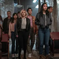 Grupa młodych ludzi, w tym Melissa Barrera i Jenna Ortega, stoi w przerażeniu. To krzyk 7 obsada, która właśnie odkryła coś strasznego.