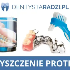Szczoteczka i proteza w szklance wody. Dowiedz się, jak wyczyścić protezę zębową domowym sposobem, by zachować jej blask i higienę.