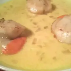 Trois saint-jacques flambées au whisky à la crème, servies dans une sauce onctueuse.