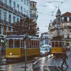 Żółte tramwaje w Lizbonie, symbol miasta. Ceny biletów są przystępne, co czyni podróżowanie nimi przyjemnym doświadczeniem.