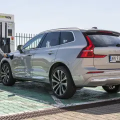 Mężczyzna ładuje Volvo XC60, nowoczesną turbo hybrydę, na stacji Greenway.