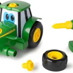 Zabawkowy traktor John Deere z wkrętarką i elementami do montażu. Dziecko może samodzielnie przykręcać koła.