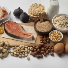 Zdrowe produkty bogate w magnez: łosoś, krewetki, orzechy, płatki owsiane, jęczmień, fasola, jajka, figi.