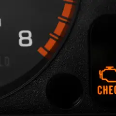 Pomarańczowa kontrolka "check engine" świeci się na desce rozdzielczej. Czy można jeździć? Lepiej sprawdzić przyczynę.