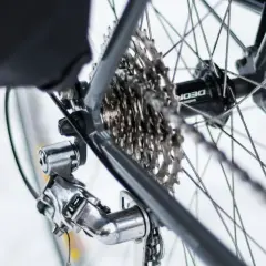Błyszczące przerzutki Shimano Deore na kasecie rowerowej.