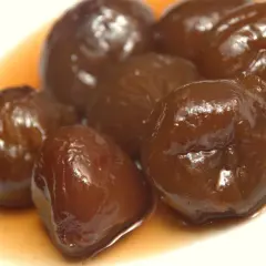 Fichi caramellati lucidi e invitanti, immersi in uno sciroppo dorato. Un dolce classico che profuma di tradizione.