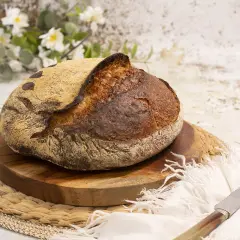 Pan artesanal de masa madre, dorado y crujiente, listo para disfrutar. El arte de hacer pan con masa madre.