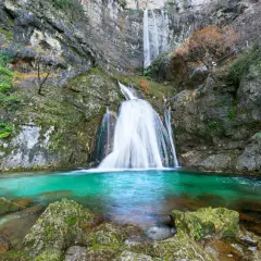Cascada espectacular con agua turquesa, ideal para descubrir qué ver en Riopar y disfrutar de la naturaleza.