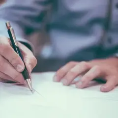 Przepisanie działki u notariusza - jakie dokumenty są niezbędne?