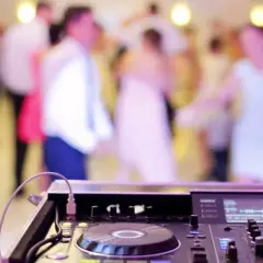 Ile zarabia DJ na weselu? Fakty, które zaskoczą każdego!