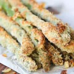 Espárragos verdes crujientes, empanizados y horneados, listos para disfrutar como aperitivo saludable.