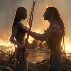 Neytiri i Jake w nowym avatarze, w tle płomienie.