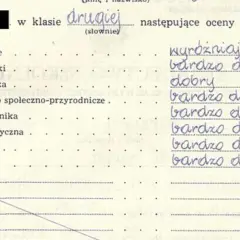 Fragment świadectwa szkolnego z listą przedmiotów i ocenami rocznymi, m.in. "bardzo dobry".