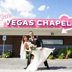 Szczęśliwa para świętuje swój ślub w Vegas przed kaplicą "Little Vegas Chapel".