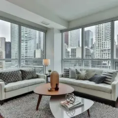 Nowoczesny salon z widokiem na miasto, idealny dla ceniących luksusowe penthouses.